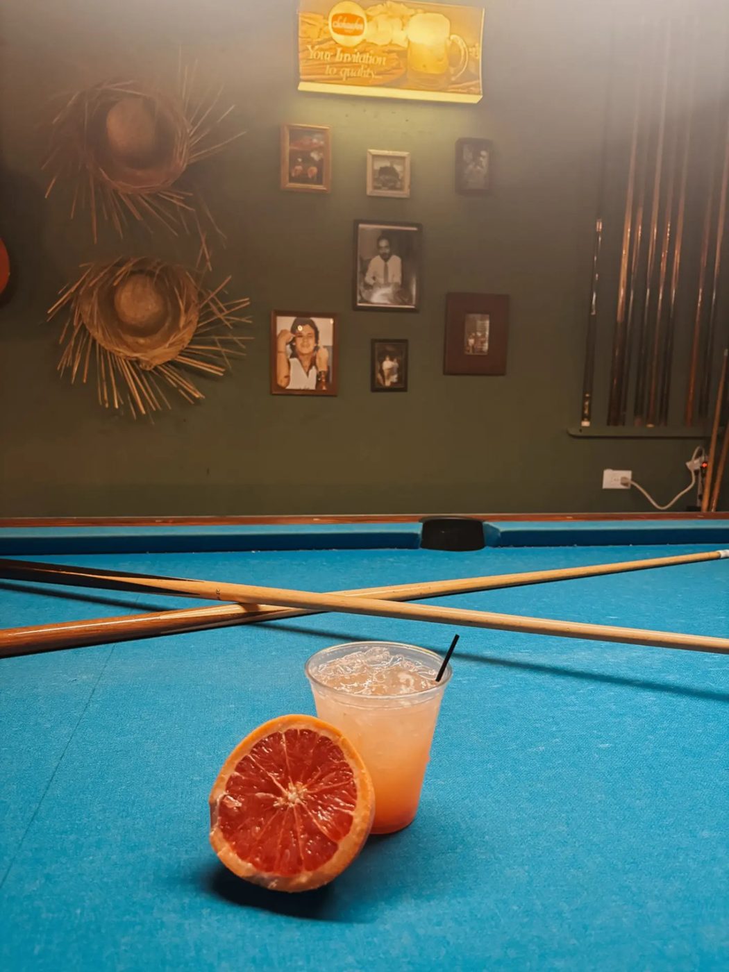 Trago con toronja en la mesa de billar